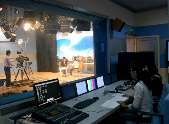华南理工大学虚拟演播室控制区与导播工位